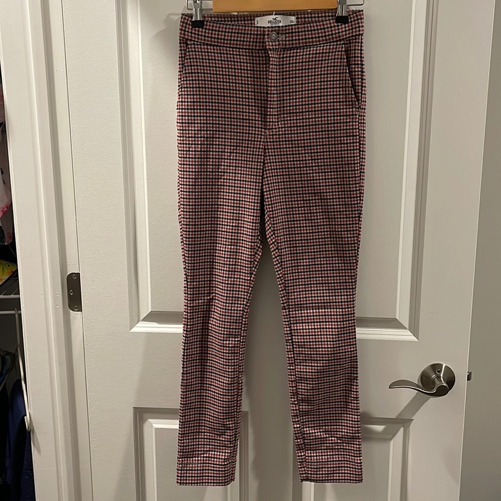 Hollister pleaded Woman’s stretch pants